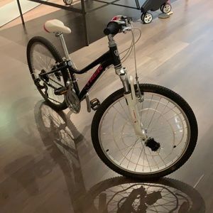 Used MT 220 Girls 24" Black/Pink 2015